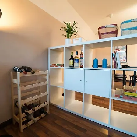 Stilvolle - Mit Balkon Und Whirlpoolwanne Apartment